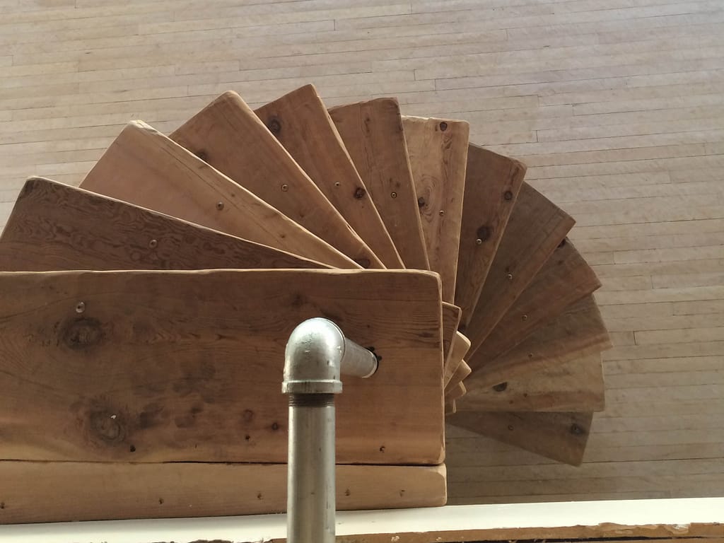 Accent spiral staircase