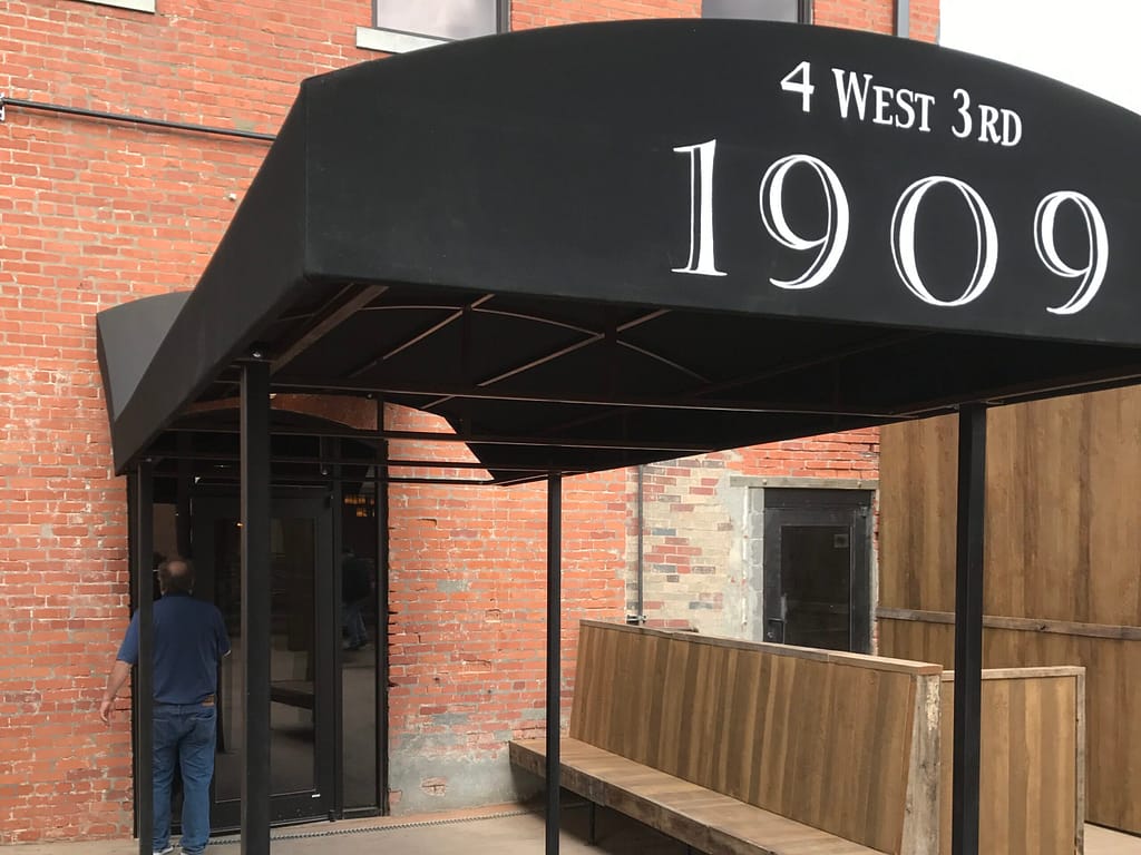 restaurant entrence with canopy