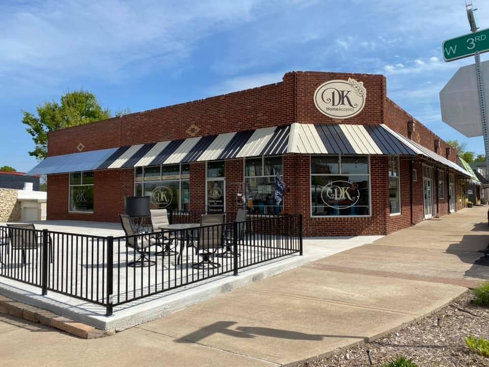 Home accent shop with outdoor seating